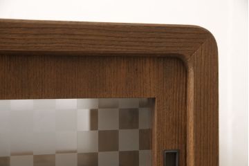 桐箪笥の上段を用いてローボードにリメイク!高さと奥行きをリサイズ。棚を製作し、背面はオープンに。引き戸は市松模様のガラスをはめ込み、取っ手と鍵金具を交換。チェスナット系に着色仕上げ。