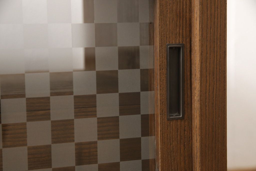 桐箪笥の上段を用いてローボードにリメイク!高さと奥行きをリサイズ。棚を製作し、背面はオープンに。引き戸は市松模様のガラスをはめ込み、取っ手と鍵金具を交換。チェスナット系に着色仕上げ。