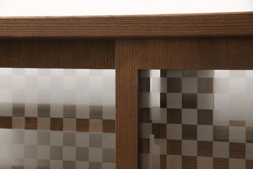 桐箪笥の上段を用いてローボードにリメイク!高さと奥行きをリサイズ。棚を製作し、背面はオープンに。引き戸は市松模様のガラスをはめ込み、取っ手と鍵金具を交換。チェスナット系に着色仕上げ。