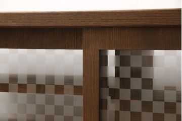 桐箪笥の上段を用いてローボードにリメイク!高さと奥行きをリサイズ。棚を製作し、背面はオープンに。引き戸は市松模様のガラスをはめ込み、取っ手と鍵金具を交換。チェスナット系に着色仕上げ。