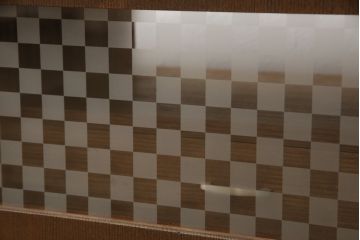 桐箪笥の上段を用いてローボードにリメイク!高さと奥行きをリサイズ。棚を製作し、背面はオープンに。引き戸は市松模様のガラスをはめ込み、取っ手と鍵金具を交換。チェスナット系に着色仕上げ。