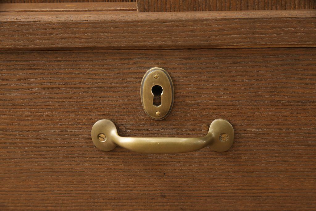 桐箪笥の上段を用いてローボードにリメイク!高さと奥行きをリサイズ。棚を製作し、背面はオープンに。引き戸は市松模様のガラスをはめ込み、取っ手と鍵金具を交換。チェスナット系に着色仕上げ。