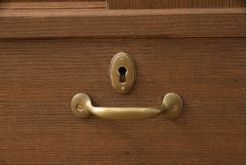 桐箪笥の上段を用いてローボードにリメイク!高さと奥行きをリサイズ。棚を製作し、背面はオープンに。引き戸は市松模様のガラスをはめ込み、取っ手と鍵金具を交換。チェスナット系に着色仕上げ。