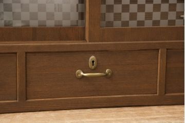 桐箪笥の上段を用いてローボードにリメイク!高さと奥行きをリサイズ。棚を製作し、背面はオープンに。引き戸は市松模様のガラスをはめ込み、取っ手と鍵金具を交換。チェスナット系に着色仕上げ。