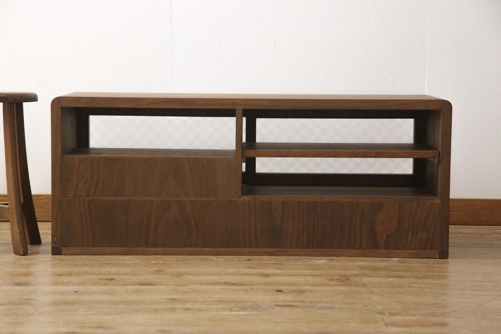 桐箪笥の上段を用いてローボードにリメイク!高さと奥行きをリサイズ。棚を製作し、背面はオープンに。引き戸は市松模様のガラスをはめ込み、取っ手と鍵金具を交換。チェスナット系に着色仕上げ。