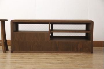 桐箪笥の上段を用いてローボードにリメイク!高さと奥行きをリサイズ。棚を製作し、背面はオープンに。引き戸は市松模様のガラスをはめ込み、取っ手と鍵金具を交換。チェスナット系に着色仕上げ。