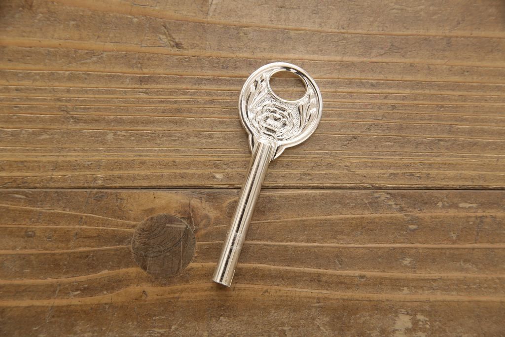 桐箪笥の上段を用いてローボードにリメイク!高さと奥行きをリサイズ。棚を製作し、背面はオープンに。引き戸は市松模様のガラスをはめ込み、取っ手と鍵金具を交換。チェスナット系に着色仕上げ。