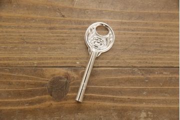 桐箪笥の上段を用いてローボードにリメイク!高さと奥行きをリサイズ。棚を製作し、背面はオープンに。引き戸は市松模様のガラスをはめ込み、取っ手と鍵金具を交換。チェスナット系に着色仕上げ。