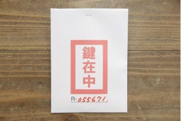 桐箪笥の上段を用いてローボードにリメイク!高さと奥行きをリサイズ。棚を製作し、背面はオープンに。引き戸は市松模様のガラスをはめ込み、取っ手と鍵金具を交換。チェスナット系に着色仕上げ。