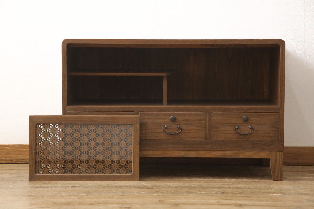 3段重ね桐箪笥を3つのローボードへリメイク!上段は引き戸を組子ガラスに変更。明るめの茶色に着色仕上げ。中段は取っ手を交換し、ダークグリーン、スモーキーイエローのツートーンペイント。下段はフラップダウン式扉に加工し、濃いめの茶色に着色仕上げ。中下段には天板を取り付け、3点全て脚の取り付け。