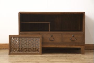 3段重ね桐箪笥を3つのローボードへリメイク!上段は引き戸を組子ガラスに変更。明るめの茶色に着色仕上げ。中段は取っ手を交換し、ダークグリーン、スモーキーイエローのツートーンペイント。下段はフラップダウン式扉に加工し、濃いめの茶色に着色仕上げ。中下段には天板を取り付け、3点全て脚の取り付け。