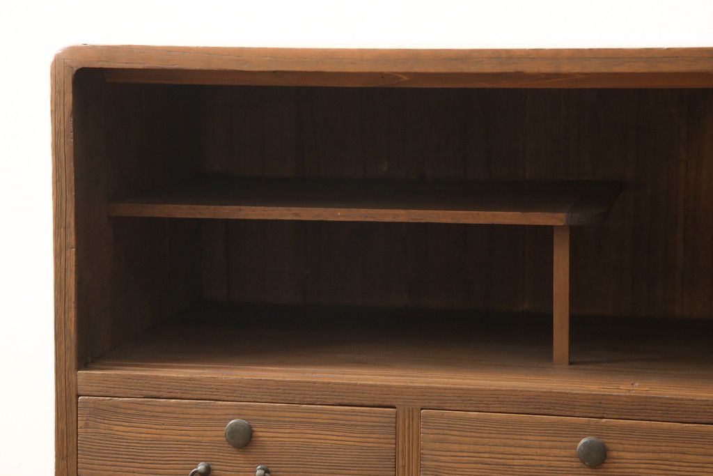 3段重ね桐箪笥を3つのローボードへリメイク!上段は引き戸を組子ガラスに変更。明るめの茶色に着色仕上げ。中段は取っ手を交換し、ダークグリーン、スモーキーイエローのツートーンペイント。下段はフラップダウン式扉に加工し、濃いめの茶色に着色仕上げ。中下段には天板を取り付け、3点全て脚の取り付け。