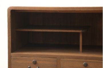 3段重ね桐箪笥を3つのローボードへリメイク!上段は引き戸を組子ガラスに変更。明るめの茶色に着色仕上げ。中段は取っ手を交換し、ダークグリーン、スモーキーイエローのツートーンペイント。下段はフラップダウン式扉に加工し、濃いめの茶色に着色仕上げ。中下段には天板を取り付け、3点全て脚の取り付け。