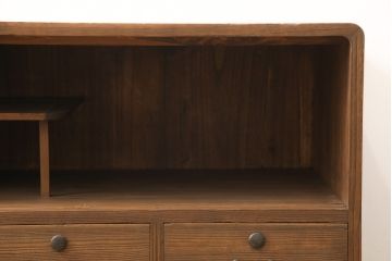 3段重ね桐箪笥を3つのローボードへリメイク!上段は引き戸を組子ガラスに変更。明るめの茶色に着色仕上げ。中段は取っ手を交換し、ダークグリーン、スモーキーイエローのツートーンペイント。下段はフラップダウン式扉に加工し、濃いめの茶色に着色仕上げ。中下段には天板を取り付け、3点全て脚の取り付け。