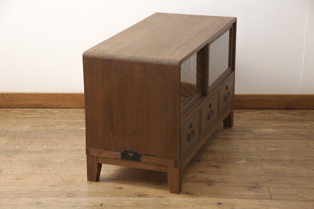 3段重ね桐箪笥を3つのローボードへリメイク!上段は引き戸を組子ガラスに変更。明るめの茶色に着色仕上げ。中段は取っ手を交換し、ダークグリーン、スモーキーイエローのツートーンペイント。下段はフラップダウン式扉に加工し、濃いめの茶色に着色仕上げ。中下段には天板を取り付け、3点全て脚の取り付け。