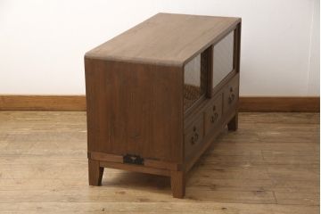 3段重ね桐箪笥を3つのローボードへリメイク!上段は引き戸を組子ガラスに変更。明るめの茶色に着色仕上げ。中段は取っ手を交換し、ダークグリーン、スモーキーイエローのツートーンペイント。下段はフラップダウン式扉に加工し、濃いめの茶色に着色仕上げ。中下段には天板を取り付け、3点全て脚の取り付け。