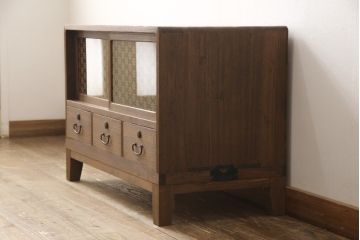 3段重ね桐箪笥を3つのローボードへリメイク!上段は引き戸を組子ガラスに変更。明るめの茶色に着色仕上げ。中段は取っ手を交換し、ダークグリーン、スモーキーイエローのツートーンペイント。下段はフラップダウン式扉に加工し、濃いめの茶色に着色仕上げ。中下段には天板を取り付け、3点全て脚の取り付け。