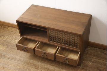 3段重ね桐箪笥を3つのローボードへリメイク!上段は引き戸を組子ガラスに変更。明るめの茶色に着色仕上げ。中段は取っ手を交換し、ダークグリーン、スモーキーイエローのツートーンペイント。下段はフラップダウン式扉に加工し、濃いめの茶色に着色仕上げ。中下段には天板を取り付け、3点全て脚の取り付け。