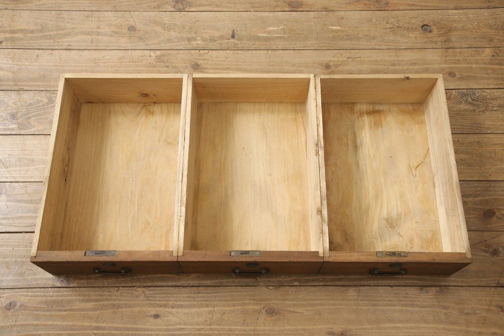 3段重ね桐箪笥を3つのローボードへリメイク!上段は引き戸を組子ガラスに変更。明るめの茶色に着色仕上げ。中段は取っ手を交換し、ダークグリーン、スモーキーイエローのツートーンペイント。下段はフラップダウン式扉に加工し、濃いめの茶色に着色仕上げ。中下段には天板を取り付け、3点全て脚の取り付け。