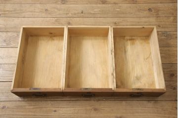 3段重ね桐箪笥を3つのローボードへリメイク!上段は引き戸を組子ガラスに変更。明るめの茶色に着色仕上げ。中段は取っ手を交換し、ダークグリーン、スモーキーイエローのツートーンペイント。下段はフラップダウン式扉に加工し、濃いめの茶色に着色仕上げ。中下段には天板を取り付け、3点全て脚の取り付け。