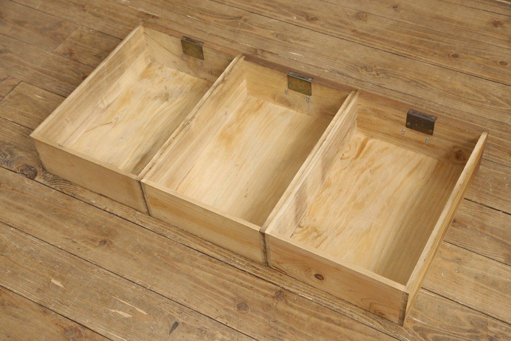 3段重ね桐箪笥を3つのローボードへリメイク!上段は引き戸を組子ガラスに変更。明るめの茶色に着色仕上げ。中段は取っ手を交換し、ダークグリーン、スモーキーイエローのツートーンペイント。下段はフラップダウン式扉に加工し、濃いめの茶色に着色仕上げ。中下段には天板を取り付け、3点全て脚の取り付け。