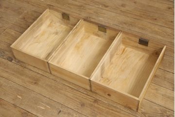 3段重ね桐箪笥を3つのローボードへリメイク!上段は引き戸を組子ガラスに変更。明るめの茶色に着色仕上げ。中段は取っ手を交換し、ダークグリーン、スモーキーイエローのツートーンペイント。下段はフラップダウン式扉に加工し、濃いめの茶色に着色仕上げ。中下段には天板を取り付け、3点全て脚の取り付け。