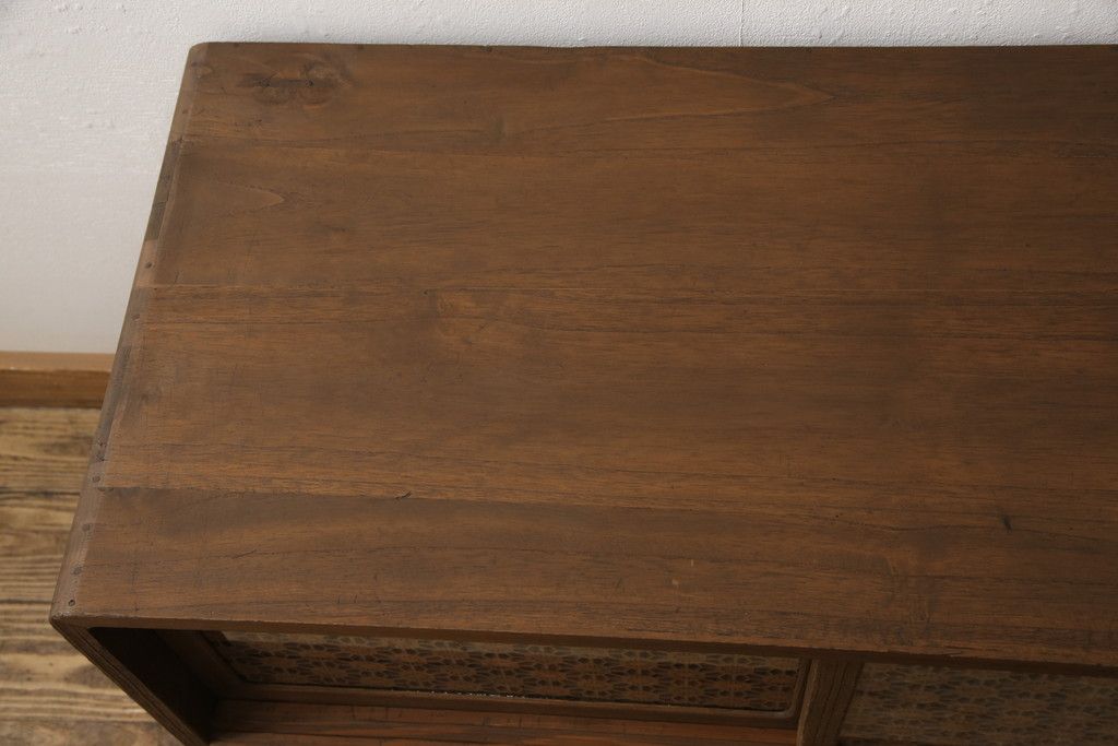 3段重ね桐箪笥を3つのローボードへリメイク!上段は引き戸を組子ガラスに変更。明るめの茶色に着色仕上げ。中段は取っ手を交換し、ダークグリーン、スモーキーイエローのツートーンペイント。下段はフラップダウン式扉に加工し、濃いめの茶色に着色仕上げ。中下段には天板を取り付け、3点全て脚の取り付け。