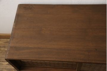 3段重ね桐箪笥を3つのローボードへリメイク!上段は引き戸を組子ガラスに変更。明るめの茶色に着色仕上げ。中段は取っ手を交換し、ダークグリーン、スモーキーイエローのツートーンペイント。下段はフラップダウン式扉に加工し、濃いめの茶色に着色仕上げ。中下段には天板を取り付け、3点全て脚の取り付け。