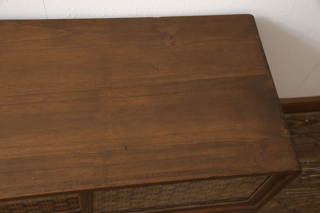 3段重ね桐箪笥を3つのローボードへリメイク!上段は引き戸を組子ガラスに変更。明るめの茶色に着色仕上げ。中段は取っ手を交換し、ダークグリーン、スモーキーイエローのツートーンペイント。下段はフラップダウン式扉に加工し、濃いめの茶色に着色仕上げ。中下段には天板を取り付け、3点全て脚の取り付け。