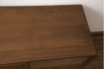 3段重ね桐箪笥を3つのローボードへリメイク!上段は引き戸を組子ガラスに変更。明るめの茶色に着色仕上げ。中段は取っ手を交換し、ダークグリーン、スモーキーイエローのツートーンペイント。下段はフラップダウン式扉に加工し、濃いめの茶色に着色仕上げ。中下段には天板を取り付け、3点全て脚の取り付け。