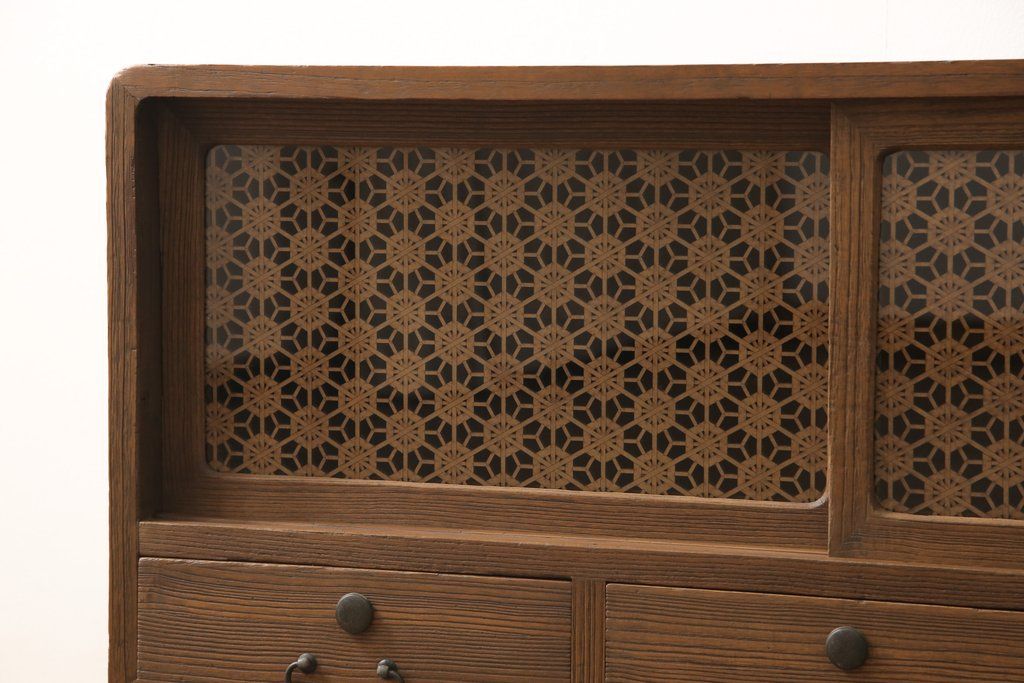 3段重ね桐箪笥を3つのローボードへリメイク!上段は引き戸を組子ガラスに変更。明るめの茶色に着色仕上げ。中段は取っ手を交換し、ダークグリーン、スモーキーイエローのツートーンペイント。下段はフラップダウン式扉に加工し、濃いめの茶色に着色仕上げ。中下段には天板を取り付け、3点全て脚の取り付け。