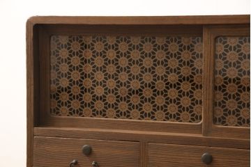 3段重ね桐箪笥を3つのローボードへリメイク!上段は引き戸を組子ガラスに変更。明るめの茶色に着色仕上げ。中段は取っ手を交換し、ダークグリーン、スモーキーイエローのツートーンペイント。下段はフラップダウン式扉に加工し、濃いめの茶色に着色仕上げ。中下段には天板を取り付け、3点全て脚の取り付け。