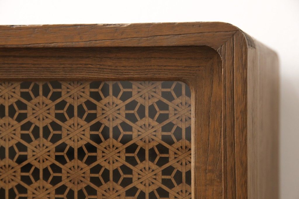 3段重ね桐箪笥を3つのローボードへリメイク!上段は引き戸を組子ガラスに変更。明るめの茶色に着色仕上げ。中段は取っ手を交換し、ダークグリーン、スモーキーイエローのツートーンペイント。下段はフラップダウン式扉に加工し、濃いめの茶色に着色仕上げ。中下段には天板を取り付け、3点全て脚の取り付け。