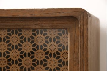 3段重ね桐箪笥を3つのローボードへリメイク!上段は引き戸を組子ガラスに変更。明るめの茶色に着色仕上げ。中段は取っ手を交換し、ダークグリーン、スモーキーイエローのツートーンペイント。下段はフラップダウン式扉に加工し、濃いめの茶色に着色仕上げ。中下段には天板を取り付け、3点全て脚の取り付け。