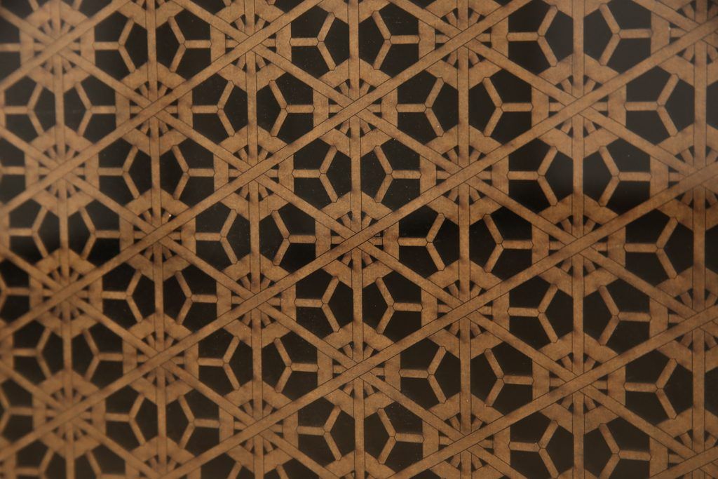 3段重ね桐箪笥を3つのローボードへリメイク!上段は引き戸を組子ガラスに変更。明るめの茶色に着色仕上げ。中段は取っ手を交換し、ダークグリーン、スモーキーイエローのツートーンペイント。下段はフラップダウン式扉に加工し、濃いめの茶色に着色仕上げ。中下段には天板を取り付け、3点全て脚の取り付け。