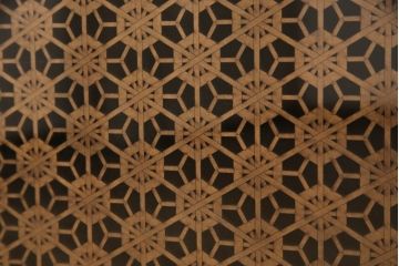 3段重ね桐箪笥を3つのローボードへリメイク!上段は引き戸を組子ガラスに変更。明るめの茶色に着色仕上げ。中段は取っ手を交換し、ダークグリーン、スモーキーイエローのツートーンペイント。下段はフラップダウン式扉に加工し、濃いめの茶色に着色仕上げ。中下段には天板を取り付け、3点全て脚の取り付け。