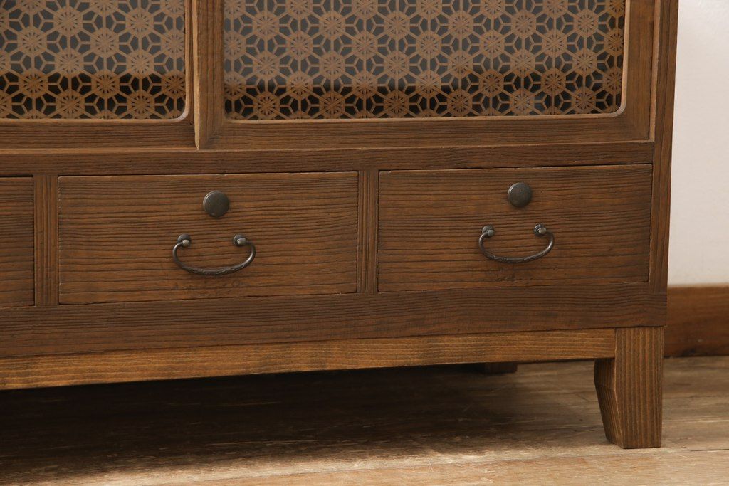 3段重ね桐箪笥を3つのローボードへリメイク!上段は引き戸を組子ガラスに変更。明るめの茶色に着色仕上げ。中段は取っ手を交換し、ダークグリーン、スモーキーイエローのツートーンペイント。下段はフラップダウン式扉に加工し、濃いめの茶色に着色仕上げ。中下段には天板を取り付け、3点全て脚の取り付け。