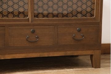 3段重ね桐箪笥を3つのローボードへリメイク!上段は引き戸を組子ガラスに変更。明るめの茶色に着色仕上げ。中段は取っ手を交換し、ダークグリーン、スモーキーイエローのツートーンペイント。下段はフラップダウン式扉に加工し、濃いめの茶色に着色仕上げ。中下段には天板を取り付け、3点全て脚の取り付け。