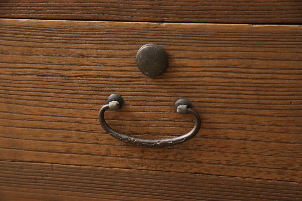 3段重ね桐箪笥を3つのローボードへリメイク!上段は引き戸を組子ガラスに変更。明るめの茶色に着色仕上げ。中段は取っ手を交換し、ダークグリーン、スモーキーイエローのツートーンペイント。下段はフラップダウン式扉に加工し、濃いめの茶色に着色仕上げ。中下段には天板を取り付け、3点全て脚の取り付け。