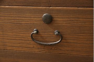 3段重ね桐箪笥を3つのローボードへリメイク!上段は引き戸を組子ガラスに変更。明るめの茶色に着色仕上げ。中段は取っ手を交換し、ダークグリーン、スモーキーイエローのツートーンペイント。下段はフラップダウン式扉に加工し、濃いめの茶色に着色仕上げ。中下段には天板を取り付け、3点全て脚の取り付け。