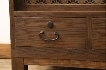 3段重ね桐箪笥を3つのローボードへリメイク!上段は引き戸を組子ガラスに変更。明るめの茶色に着色仕上げ。中段は取っ手を交換し、ダークグリーン、スモーキーイエローのツートーンペイント。下段はフラップダウン式扉に加工し、濃いめの茶色に着色仕上げ。中下段には天板を取り付け、3点全て脚の取り付け。