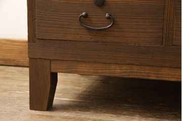 3段重ね桐箪笥を3つのローボードへリメイク!上段は引き戸を組子ガラスに変更。明るめの茶色に着色仕上げ。中段は取っ手を交換し、ダークグリーン、スモーキーイエローのツートーンペイント。下段はフラップダウン式扉に加工し、濃いめの茶色に着色仕上げ。中下段には天板を取り付け、3点全て脚の取り付け。