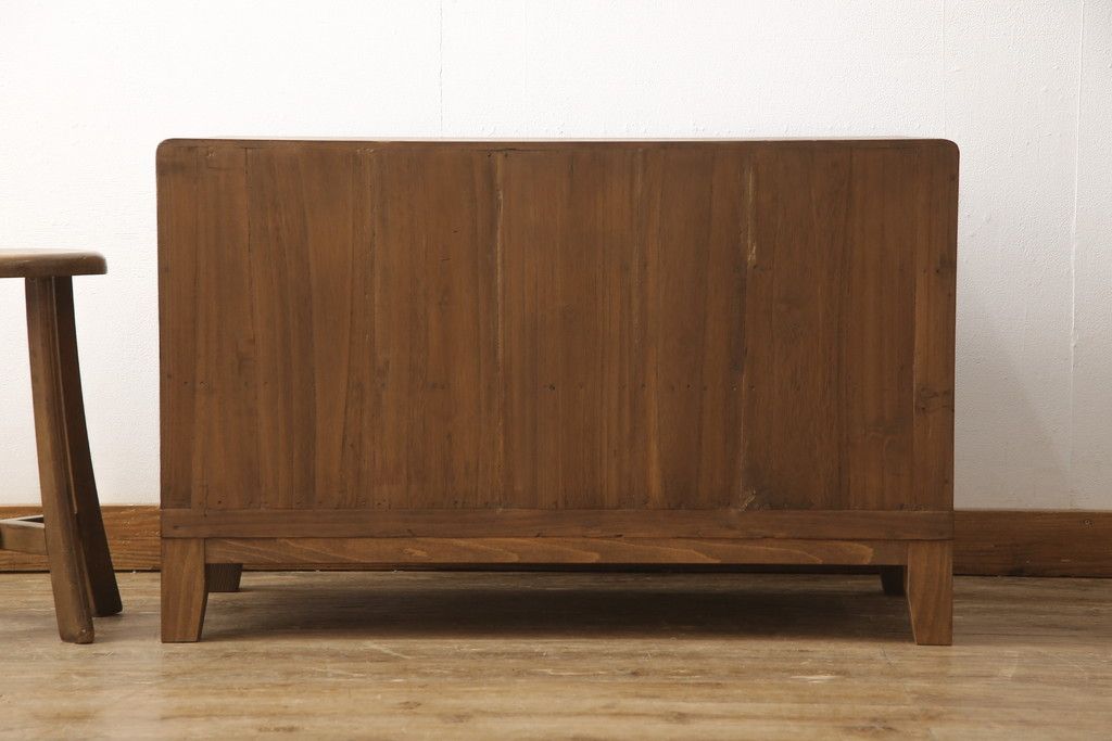 3段重ね桐箪笥を3つのローボードへリメイク!上段は引き戸を組子ガラスに変更。明るめの茶色に着色仕上げ。中段は取っ手を交換し、ダークグリーン、スモーキーイエローのツートーンペイント。下段はフラップダウン式扉に加工し、濃いめの茶色に着色仕上げ。中下段には天板を取り付け、3点全て脚の取り付け。