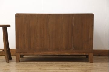 3段重ね桐箪笥を3つのローボードへリメイク!上段は引き戸を組子ガラスに変更。明るめの茶色に着色仕上げ。中段は取っ手を交換し、ダークグリーン、スモーキーイエローのツートーンペイント。下段はフラップダウン式扉に加工し、濃いめの茶色に着色仕上げ。中下段には天板を取り付け、3点全て脚の取り付け。