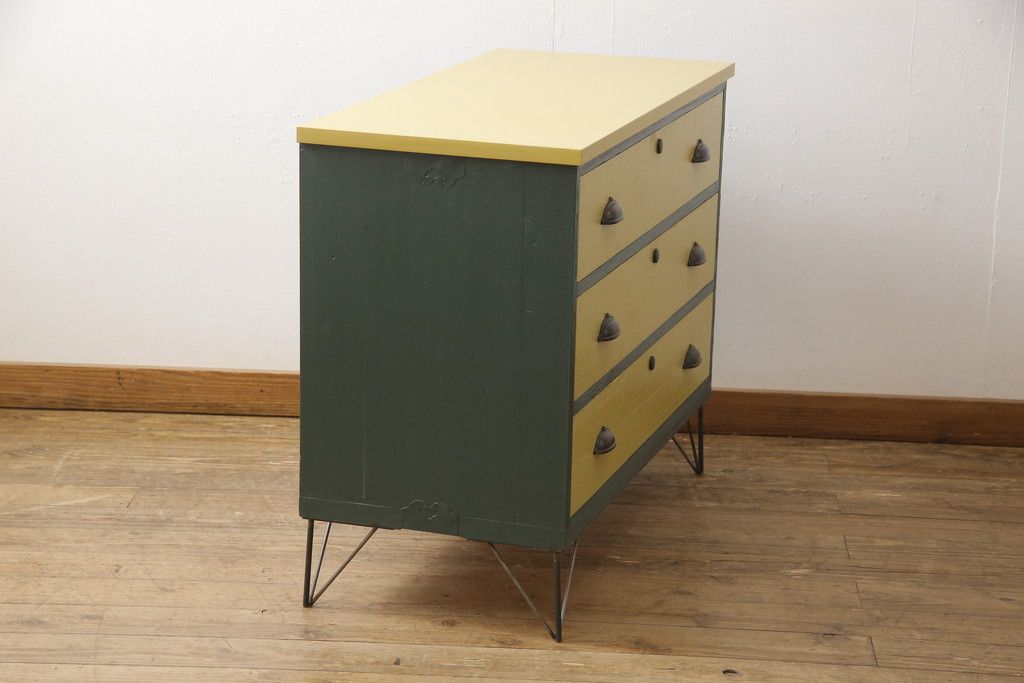 3段重ね桐箪笥を3つのローボードへリメイク!上段は引き戸を組子ガラスに変更。明るめの茶色に着色仕上げ。中段は取っ手を交換し、ダークグリーン、スモーキーイエローのツートーンペイント。下段はフラップダウン式扉に加工し、濃いめの茶色に着色仕上げ。中下段には天板を取り付け、3点全て脚の取り付け。