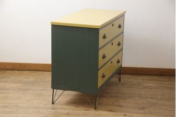 3段重ね桐箪笥を3つのローボードへリメイク!上段は引き戸を組子ガラスに変更。明るめの茶色に着色仕上げ。中段は取っ手を交換し、ダークグリーン、スモーキーイエローのツートーンペイント。下段はフラップダウン式扉に加工し、濃いめの茶色に着色仕上げ。中下段には天板を取り付け、3点全て脚の取り付け。