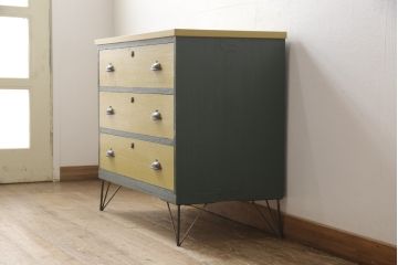 3段重ね桐箪笥を3つのローボードへリメイク!上段は引き戸を組子ガラスに変更。明るめの茶色に着色仕上げ。中段は取っ手を交換し、ダークグリーン、スモーキーイエローのツートーンペイント。下段はフラップダウン式扉に加工し、濃いめの茶色に着色仕上げ。中下段には天板を取り付け、3点全て脚の取り付け。