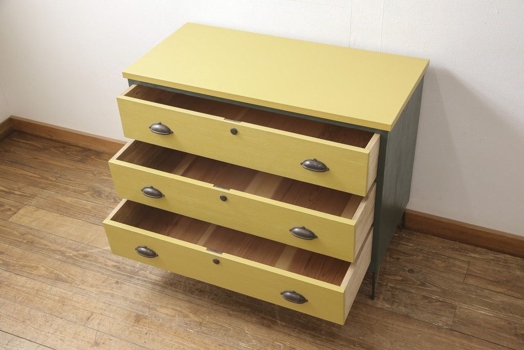 3段重ね桐箪笥を3つのローボードへリメイク!上段は引き戸を組子ガラスに変更。明るめの茶色に着色仕上げ。中段は取っ手を交換し、ダークグリーン、スモーキーイエローのツートーンペイント。下段はフラップダウン式扉に加工し、濃いめの茶色に着色仕上げ。中下段には天板を取り付け、3点全て脚の取り付け。