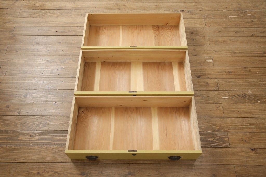 3段重ね桐箪笥を3つのローボードへリメイク!上段は引き戸を組子ガラスに変更。明るめの茶色に着色仕上げ。中段は取っ手を交換し、ダークグリーン、スモーキーイエローのツートーンペイント。下段はフラップダウン式扉に加工し、濃いめの茶色に着色仕上げ。中下段には天板を取り付け、3点全て脚の取り付け。