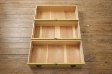 3段重ね桐箪笥を3つのローボードへリメイク!上段は引き戸を組子ガラスに変更。明るめの茶色に着色仕上げ。中段は取っ手を交換し、ダークグリーン、スモーキーイエローのツートーンペイント。下段はフラップダウン式扉に加工し、濃いめの茶色に着色仕上げ。中下段には天板を取り付け、3点全て脚の取り付け。